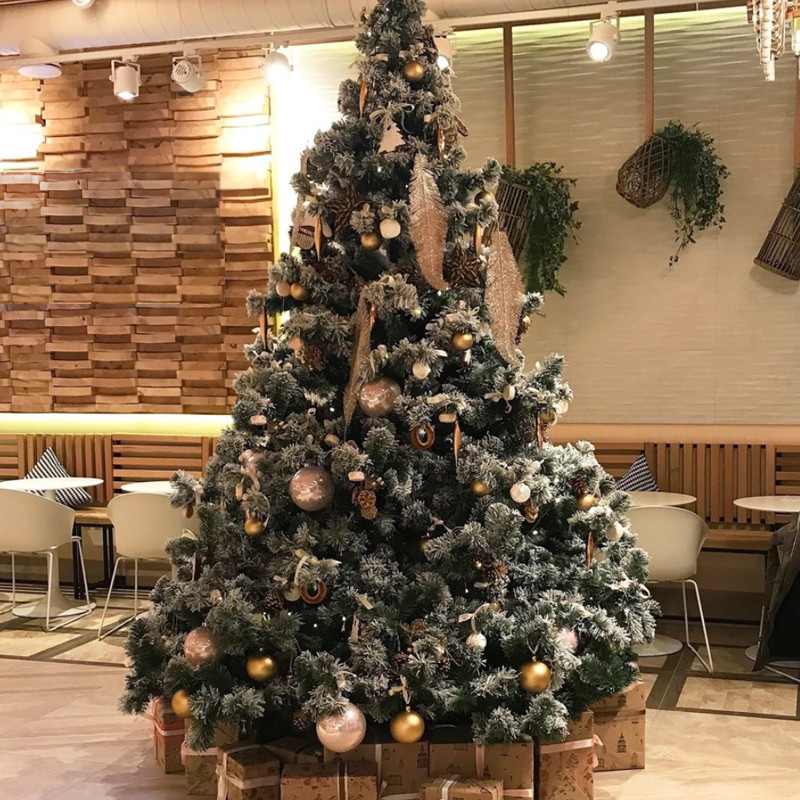 Дизайнерская Елка с Золотым новогодним декором Christmas Tree Golden Feathers