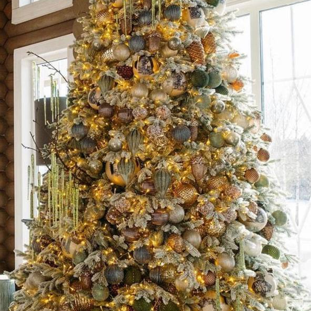 Дизайнерская Елка с золотисто-серебристыми шарами и натуральными шишками в комплекте