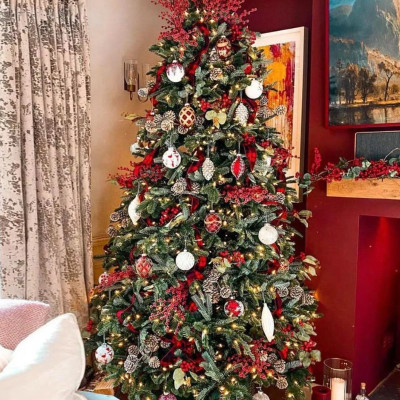 Дизайнерская Елка Украшенная Золотым и Белым декором Pine Cones and Red Decor