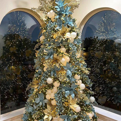 Дизайнерская Елка украшенная Золотыми и Голубыми Цветами Golden and Blue Flowers