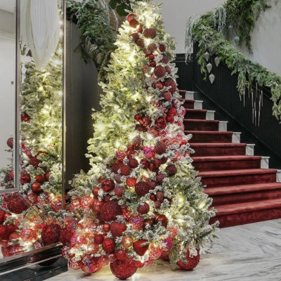 Дизайнерская Ель Заснеженная с Красными шарами Green and Red Spiral