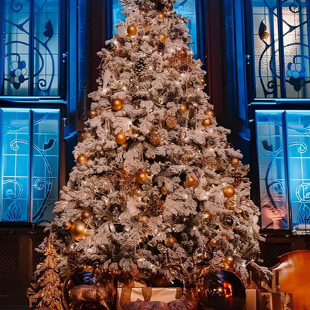 Дизайнерская роскошная заснеженная ель с золотыми шарами и муляжами подарков в комплекте
