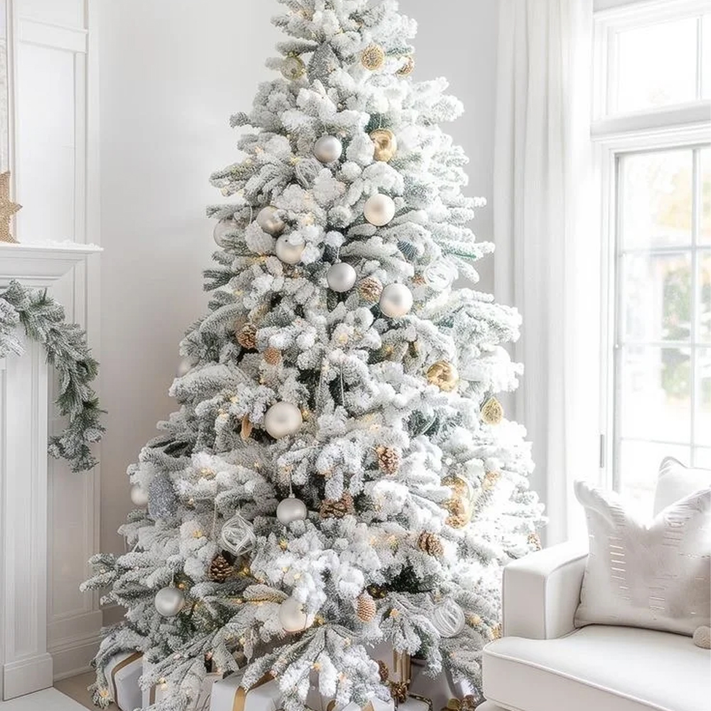 Заснеженная ель с золотыми и серебристыми шарами и разнообразным декором в комплекте