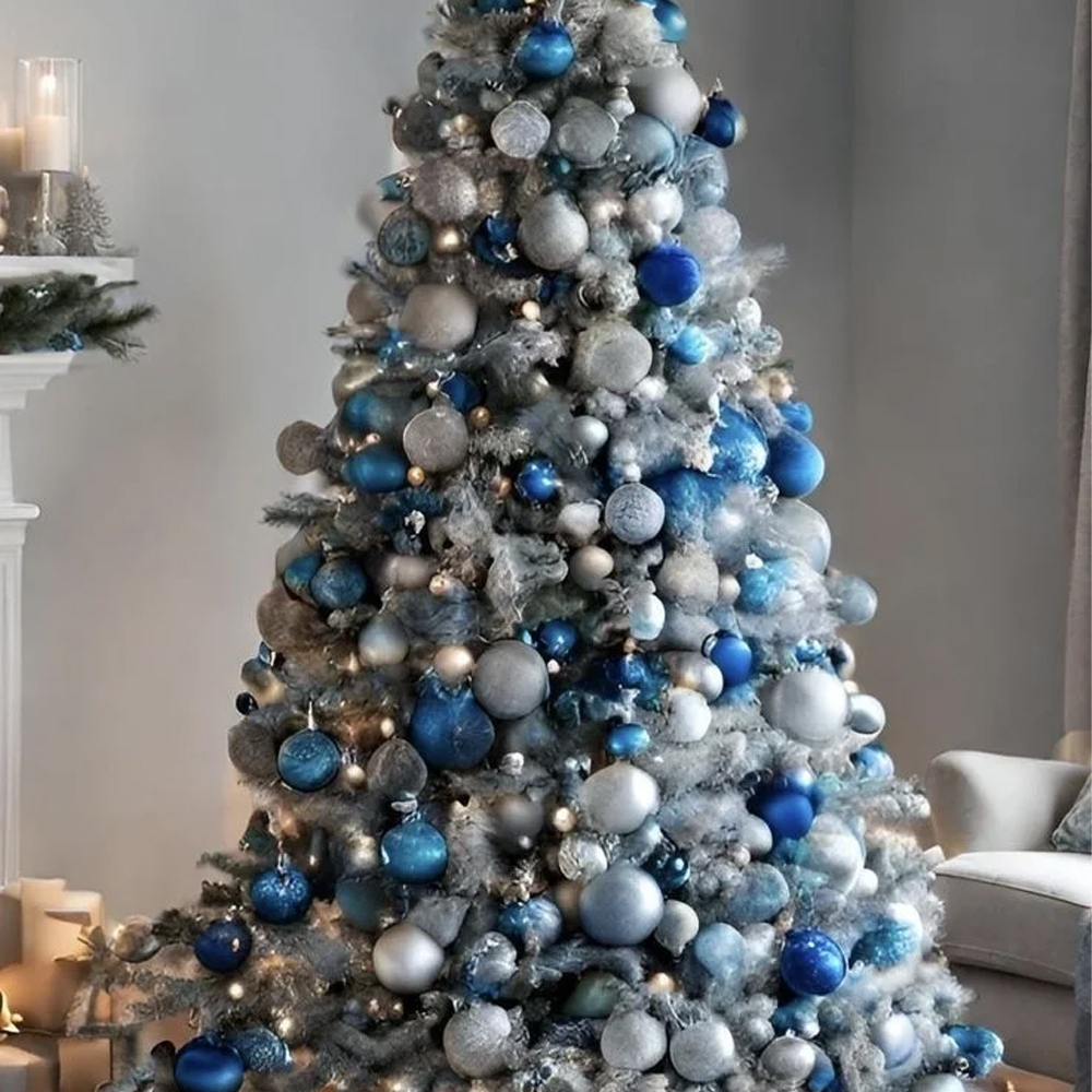 Заснеженная искусственная ель с синими и серебряными шарами в комплекте