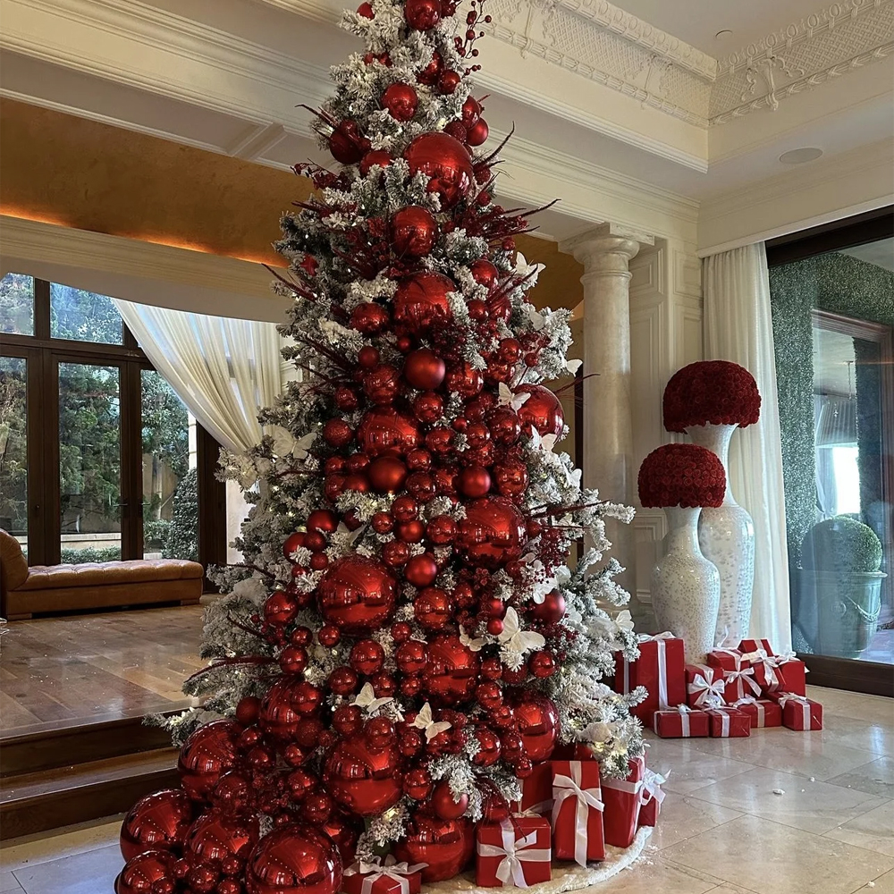 Заснеженная Новогодняя Елка с насыщенно-красными шарами и муляжами подарков в комплекте