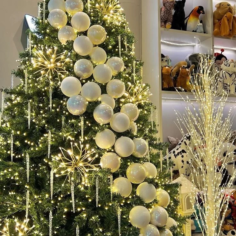 Комплект Новогодней Елки с белыми шарами и светодиодной гирляндой в минималистичном стиле