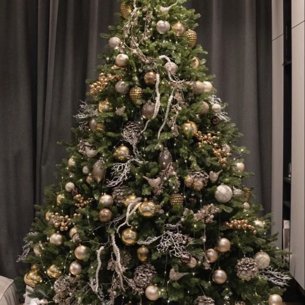 Комплект новогодней елки с золотыми украшениями и натуральными шишками