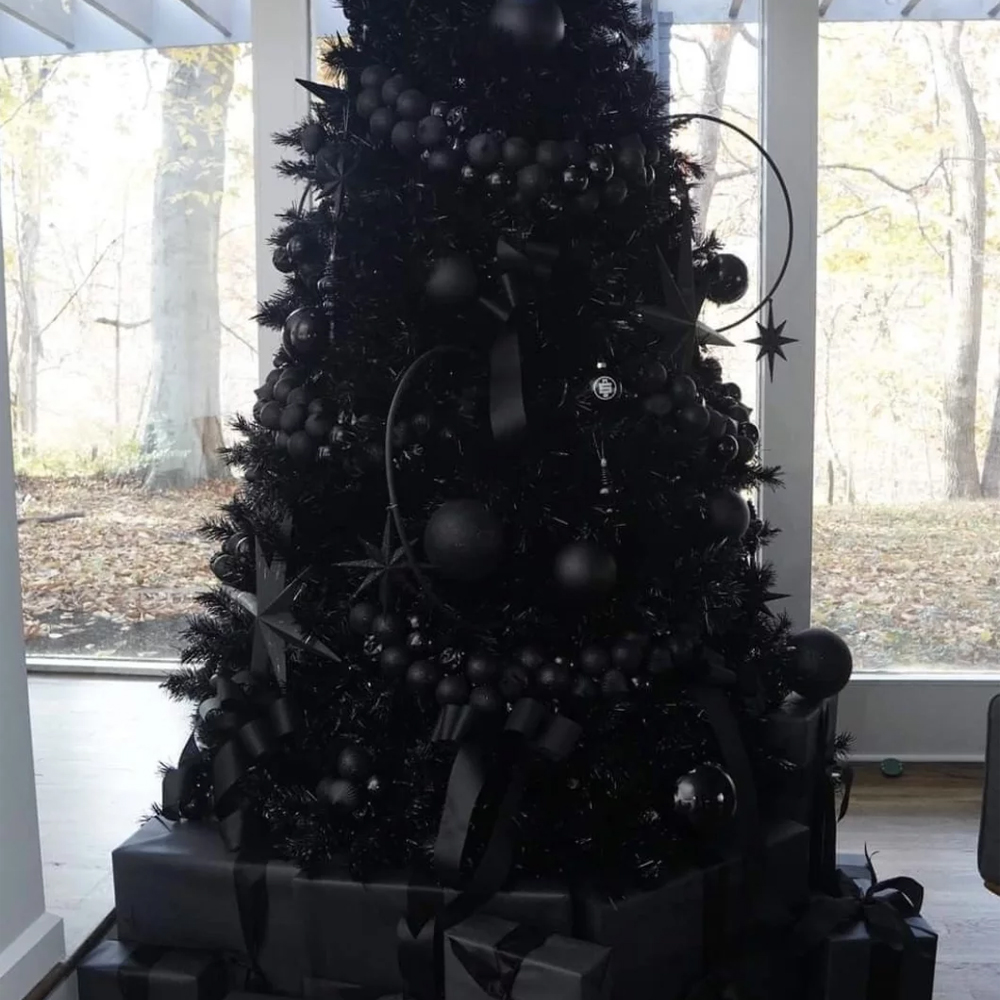Комплект Новогодней Елки темного цвета с чёрными аксессуарами и муляжами подарков