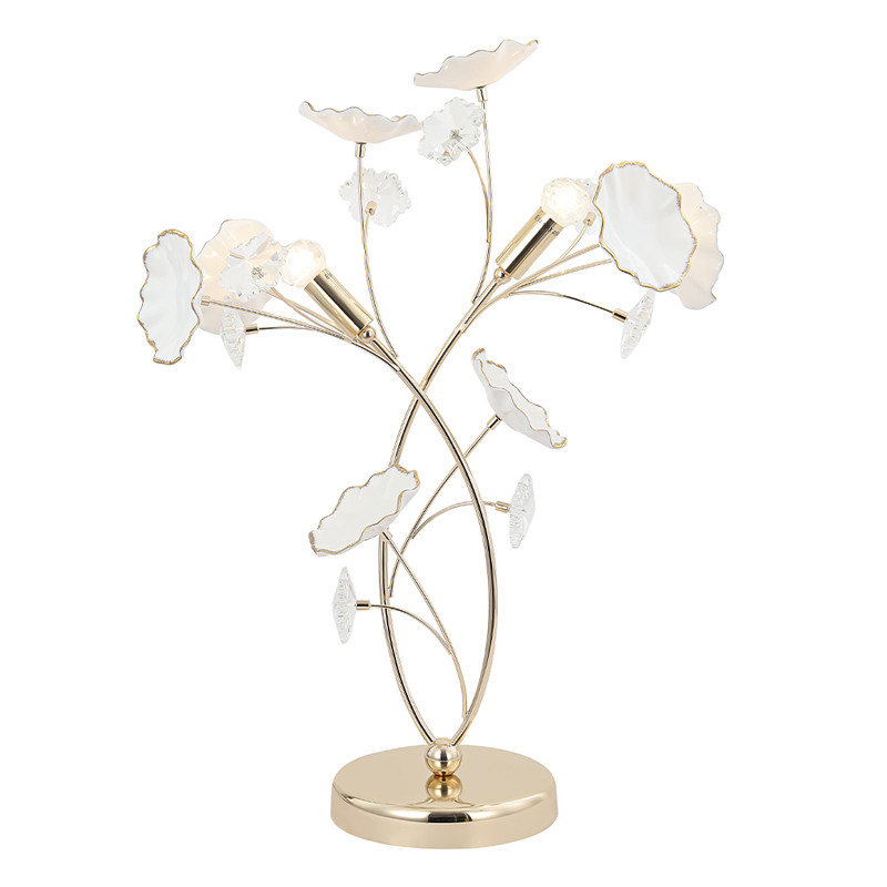 Настольная лампа с изогнутыми золотыми ветвями и белыми лепестками Wintery flovers