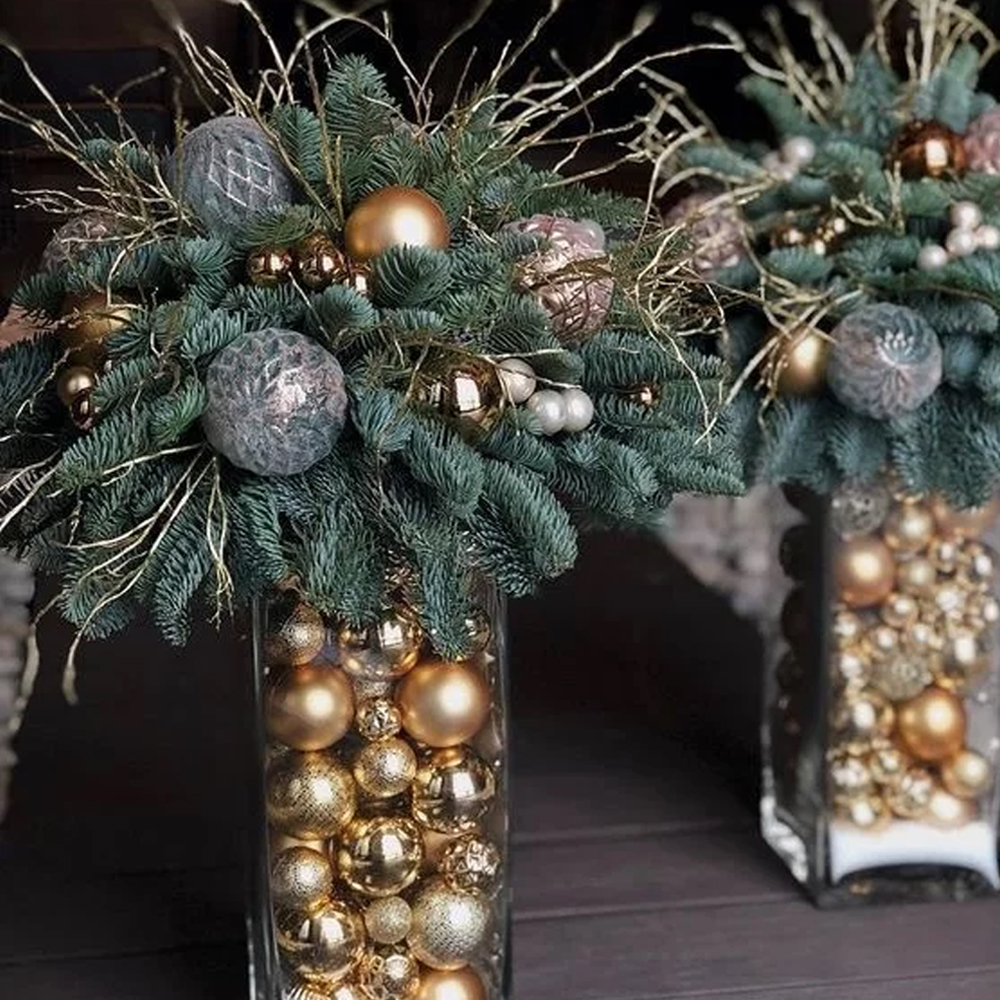 Новогодняя композиция из датской хвои в вазах с украшениями из золотых и серебристых шаров и натуральных материалов