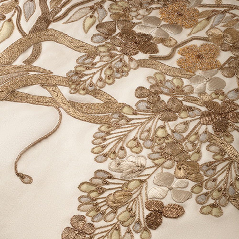 Обои с вышивкой ручной работы Deco Wisteria ﻿Midas colourway on Liso Pearl wool sateen