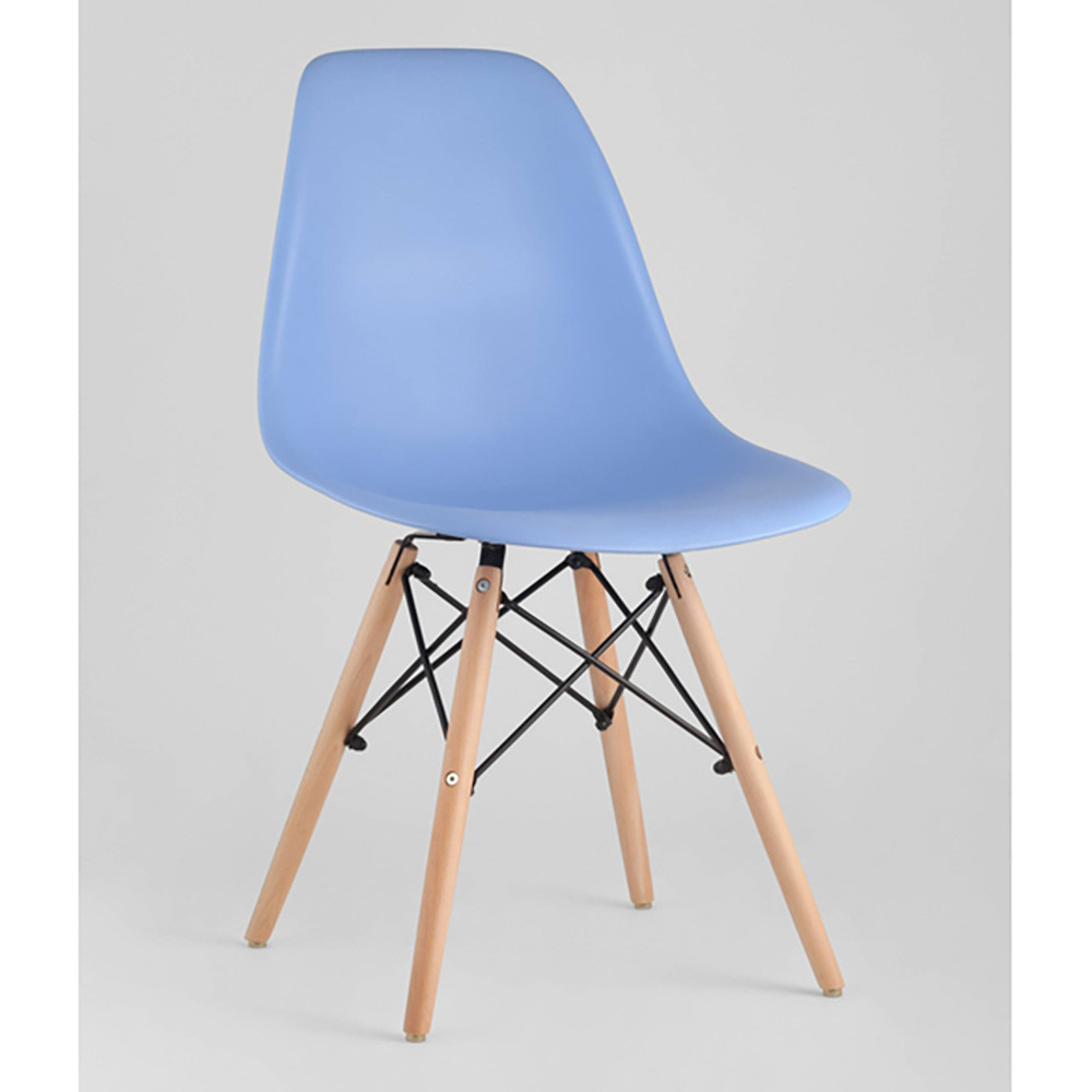 Пластиковый стул на ножках из массива бука Eames Blue