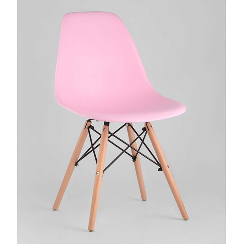 Пластиковый стул на ножках из массива бука Eames Pink