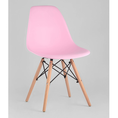 Пластиковый стул на ножках из массива бука Eames Pink