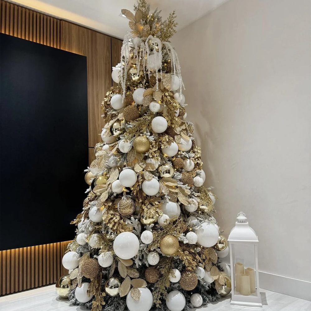 Роскошная Новогодняя Елка с белыми и золотыми шарами и листьями в комплекте цвет Золото