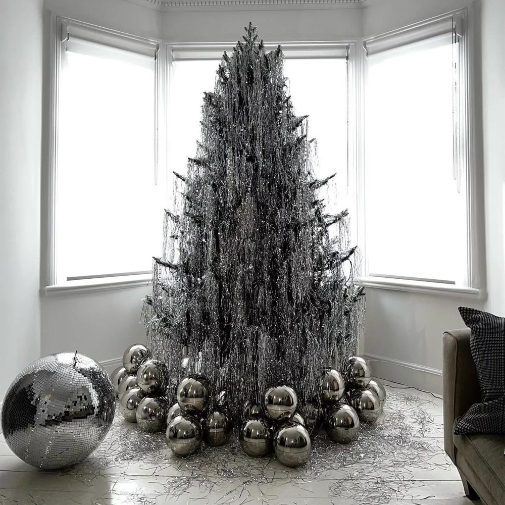 Серебристая Новогодняя Елка с мишурой и современным металлическим декором в комплекте