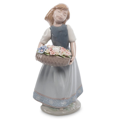 Статуэтка фарфоровая Девочка с корзиной цветов Charming Statuette