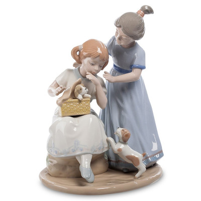 Статуэтка фарфоровая Девочки с собачками Charming Statuette