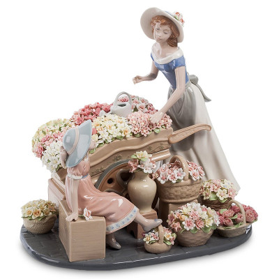 Статуэтка фарфоровая Девушка и маленькая девочка с цветами Charming Statuette