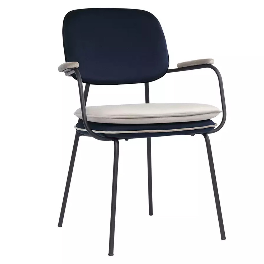 Стул мягкий с подлокотниками и контрастным кантом Soft Velor Chair