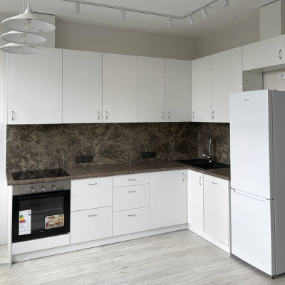 Угловой кухонный гарнитур белый и столешница под мрамор Gene Kitchen Set