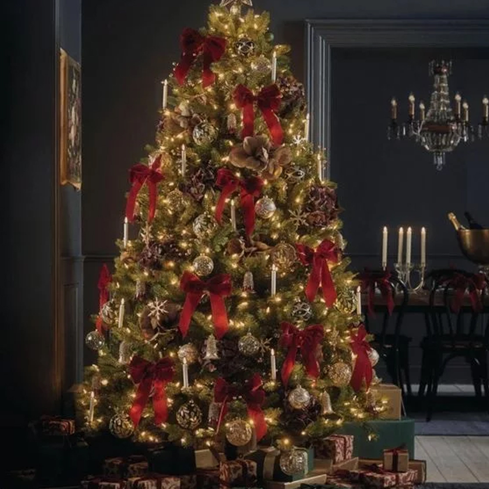 Украшенная Новогодняя Елка с красными акцентами и муляжами подарков в комплекте