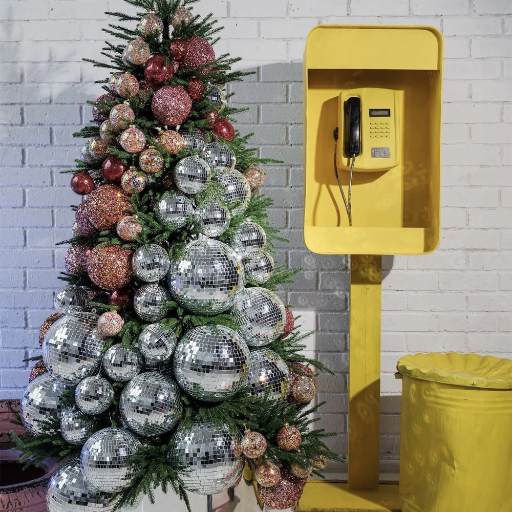 Украшенная Новогодняя Елка с разноцветными блестящими диско-шарами в комплекте