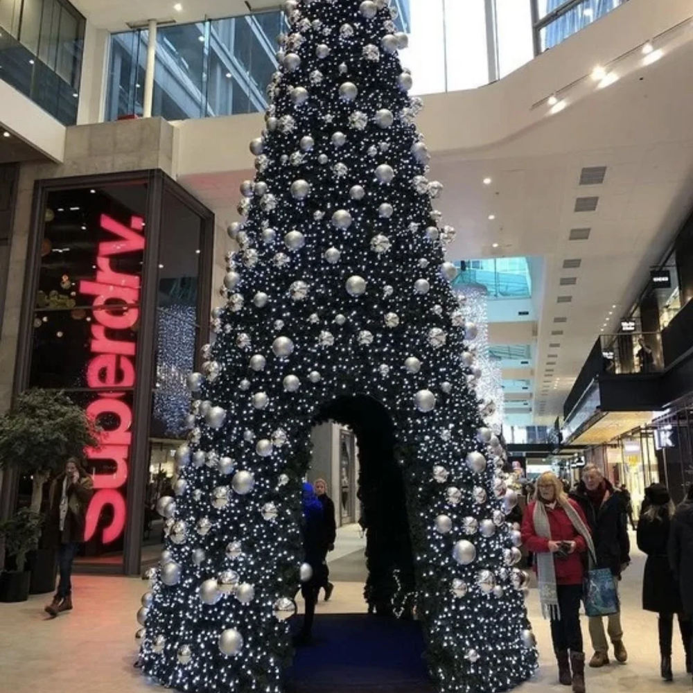 Уличная Новогодняя Ель с арочным проходом и серебряными шарами в комплекте