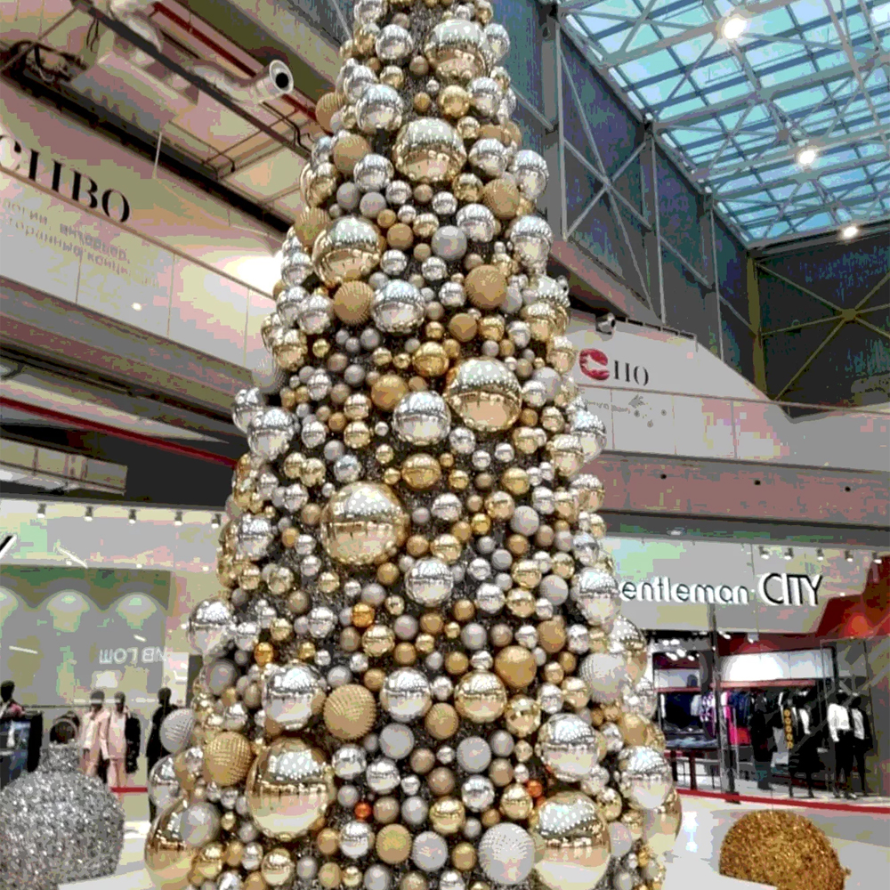 Уличная Новогодняя Ель с декором из золотых и серебряных шаров в комплекте