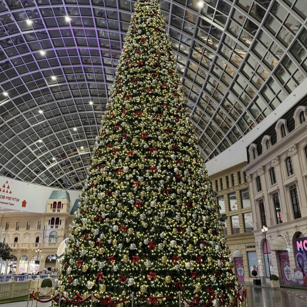 Уличная Новогодняя Ель с серебряными и золотыми шарами и декором в виде красных бантов в комплекте