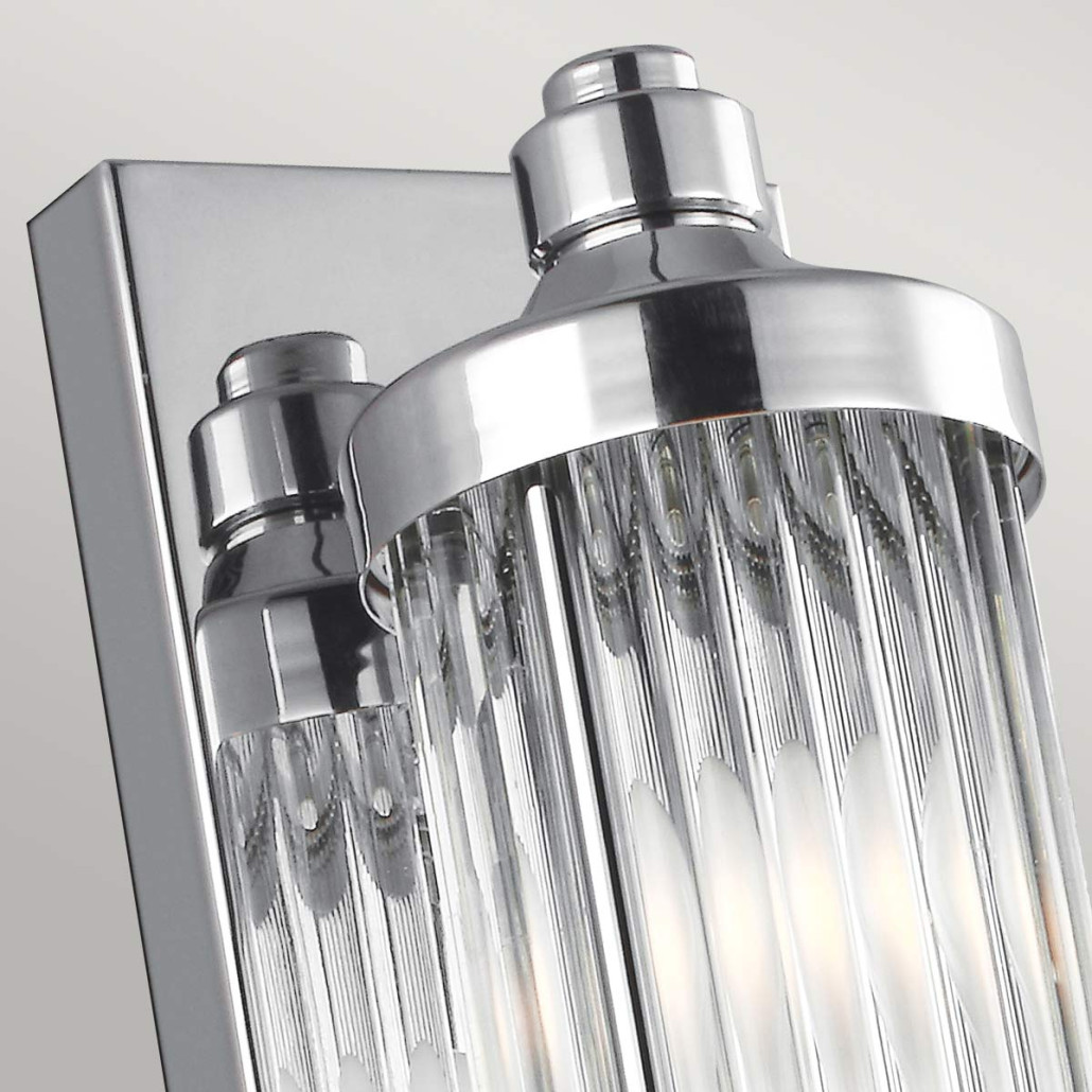 Бра для ванных комнат вертикальное с длинным прозрачным рифленым плафоном Feiss