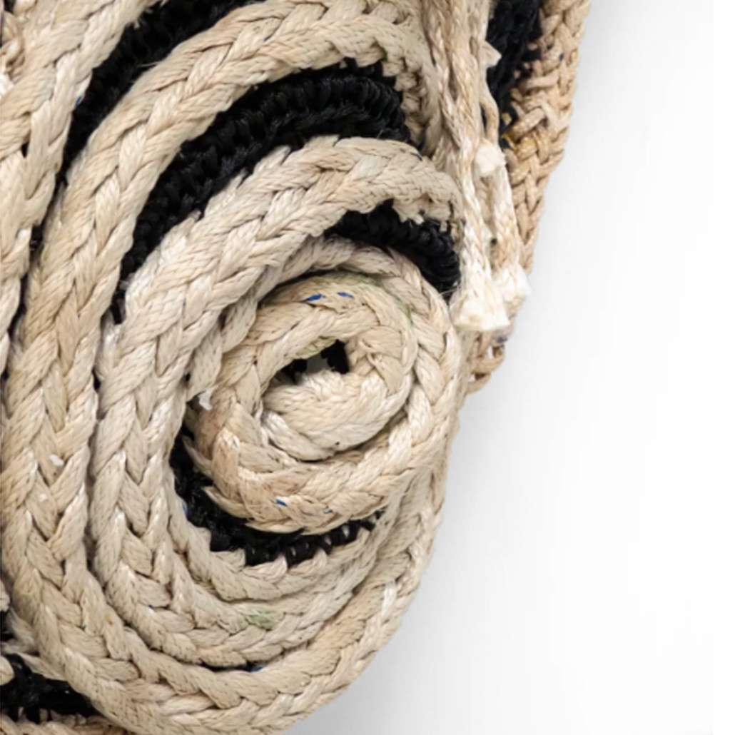 Арт-Объект из нитей Черно-Белый портрет Joana Schneider