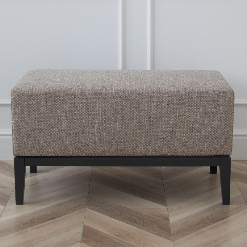 Банкетка из массива бука с бежевой обивкой из рогожки на 4-х ножках черного цвета Fjord