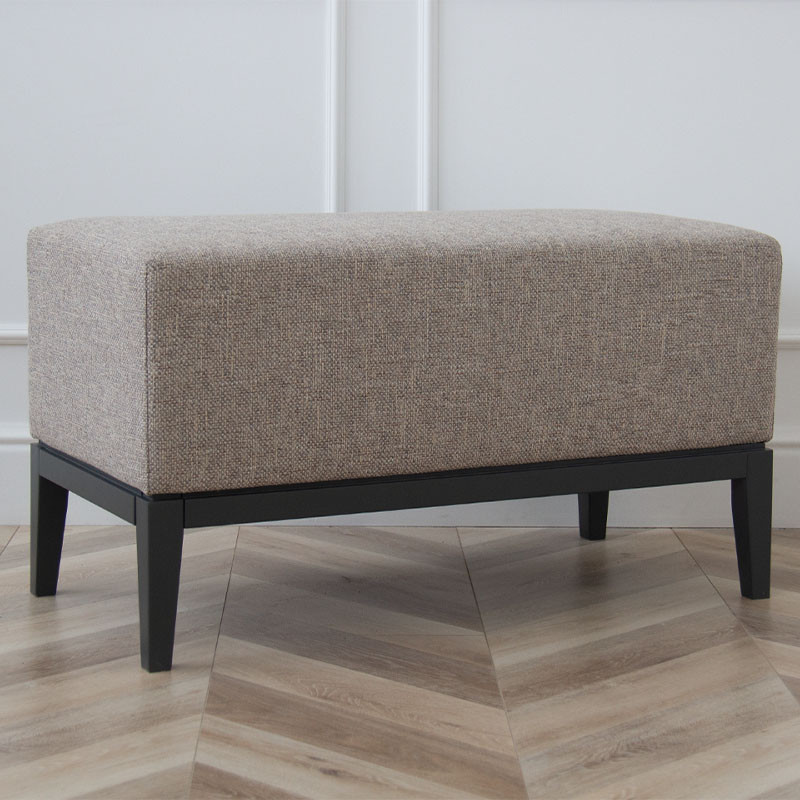 Банкетка из массива бука с бежевой обивкой из рогожки на 4-х ножках черного цвета Fjord