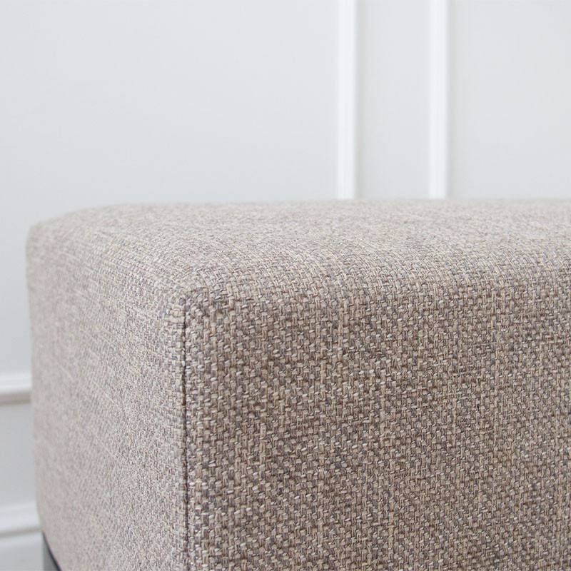 Банкетка из массива бука с бежевой обивкой из рогожки на 4-х ножках черного цвета Fjord