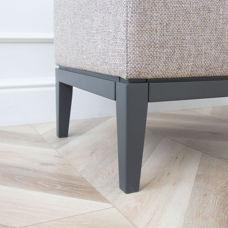 Банкетка из массива бука с бежевой обивкой из рогожки на 4-х ножках черного цвета Fjord