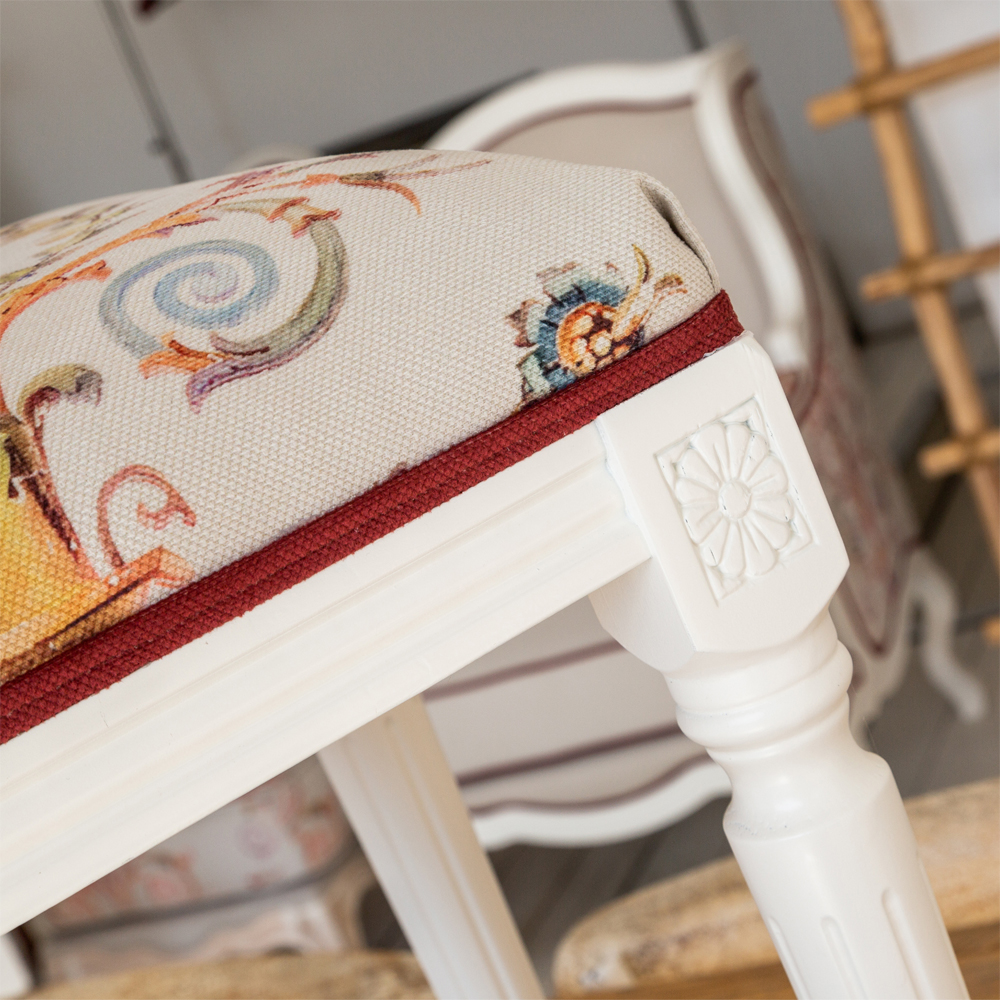 Банкетка одноместная из массива бука бежевая с растительным орнаментом Raffael Beige Floral Banquette