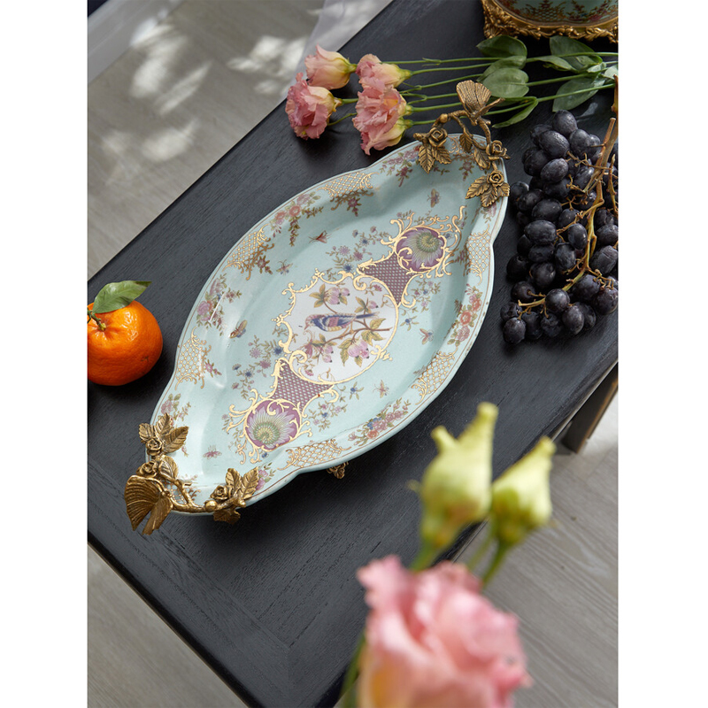 Блюдо овальное из голубого фарфора с ручками в виде бабочек и цветочным рисунком Blue Garden