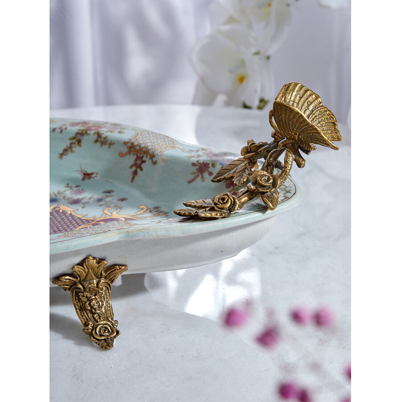 Блюдо овальное из голубого фарфора с ручками в виде бабочек и цветочным рисунком Blue Garden