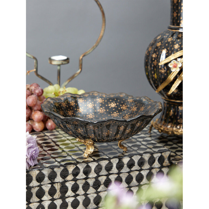 Блюдо черного цвета из фрафора на бронзовых ножках Eden Garden porcelain and bronze