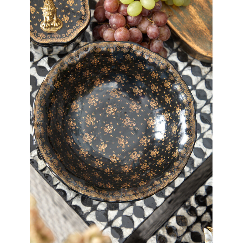 Блюдо черного цвета из фрафора на бронзовых ножках Eden Garden porcelain and bronze