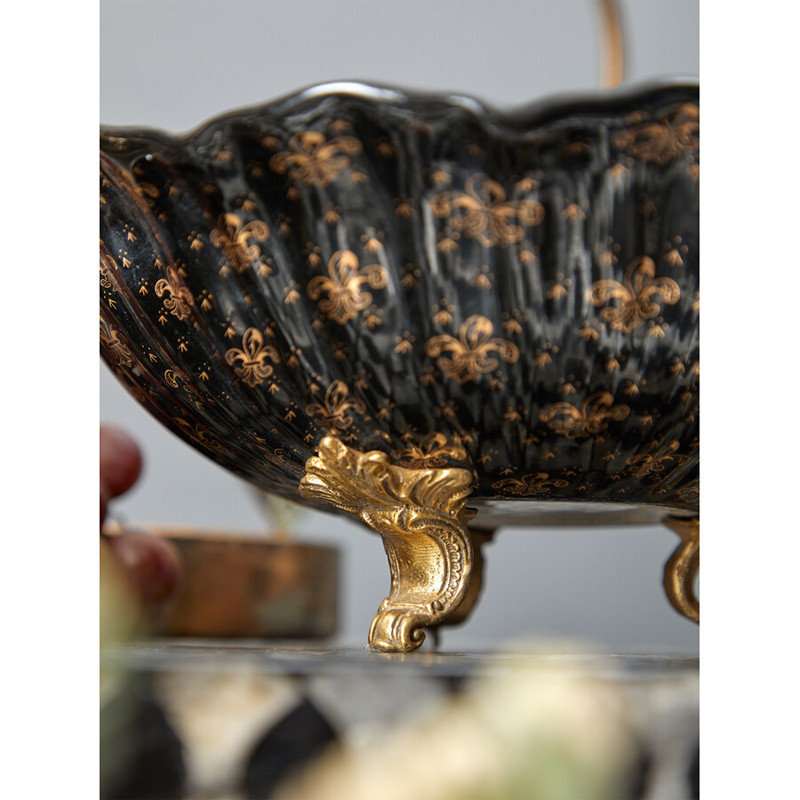 Блюдо черного цвета из фрафора на бронзовых ножках Eden Garden porcelain and bronze