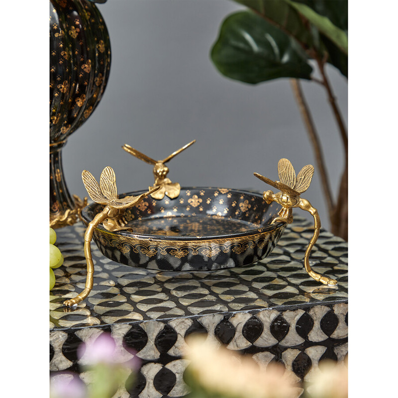 Блюдо черного цвета из фрафора на бронзовых ножках в виде стрекоз Eden Garden
