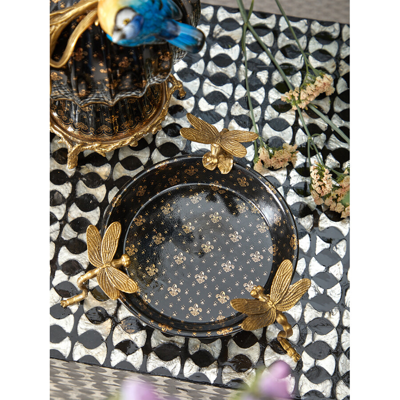 Блюдо черного цвета из фрафора на бронзовых ножках в виде стрекоз Eden Garden