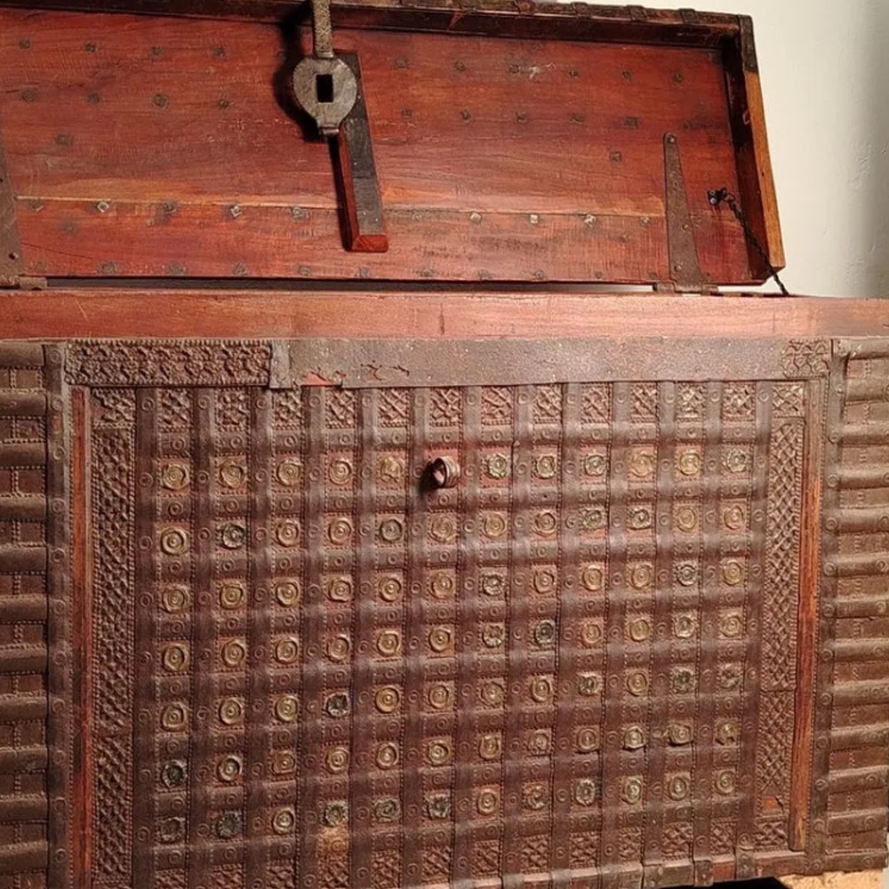 Большой Этнический сундук с металлическим декором