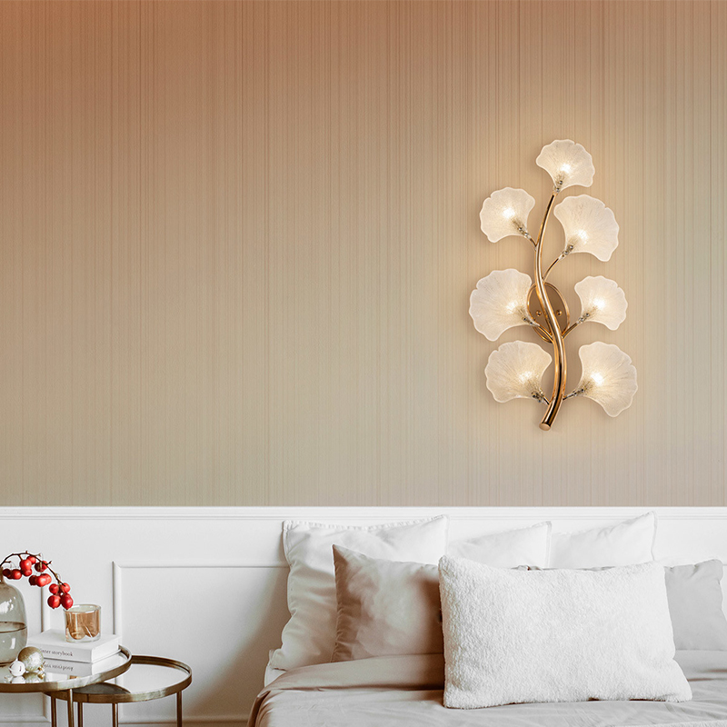 Бра в виде золотистой ветви с прозрачными листьями Andrea Wall Lamp