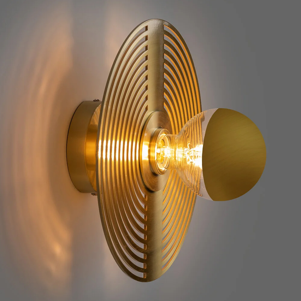 Бра в виде металлического диска Amadis Gold Wall Lamp