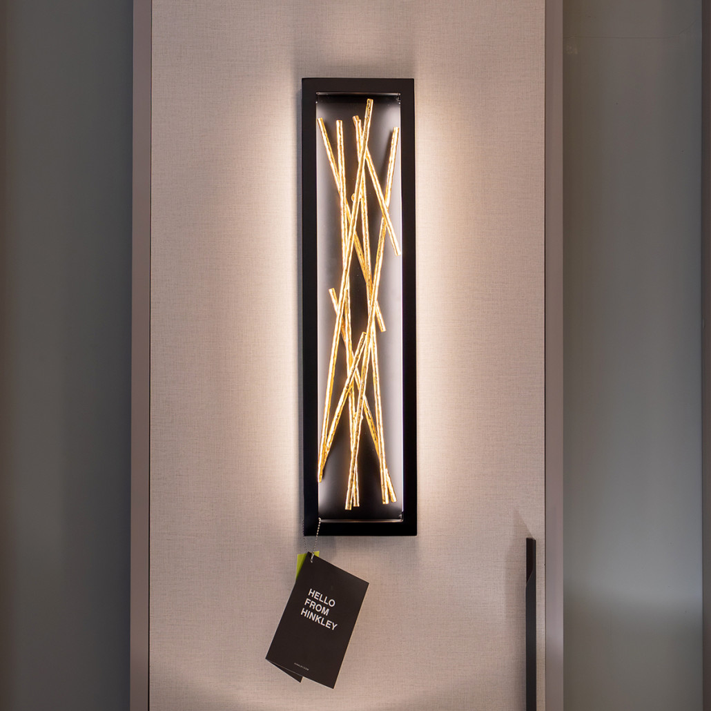 Бра в прямоугольной черной рамке с декором в виде ветвей в золотой отделке Hinkley