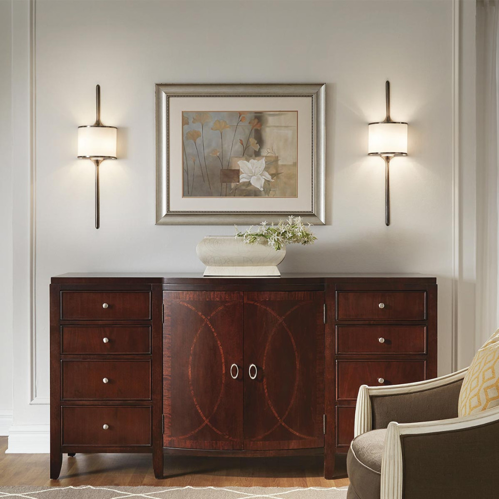 Бра вертикальное с белым полукруглым плафоном и длинным стержнем S Kichler