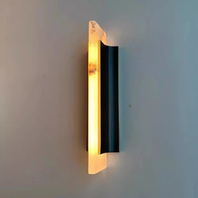 Бра вертикальное с мраморными рассеивателями на черном корпусе Gutter